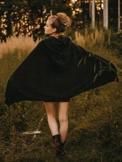 Cape à Capuche "Danae", Noir -Magasin De Vêtements Pour Femmes cape a capuche danae noir p image 332875 grande