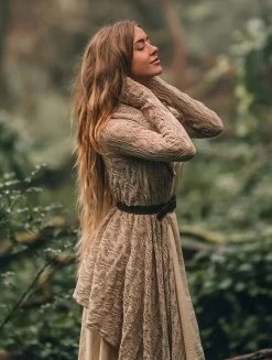 Gilet Châle En Crochet à Capuche Et Manches Longues "Danaeriz", Beige 11 Gilet Châle En Crochet à Capuche Et Manches Longues "Danaeriz", Beige -Magasin De Vêtements Pour Femmes chale en crochet a manches longues danaeriz beige p image 337673 grande