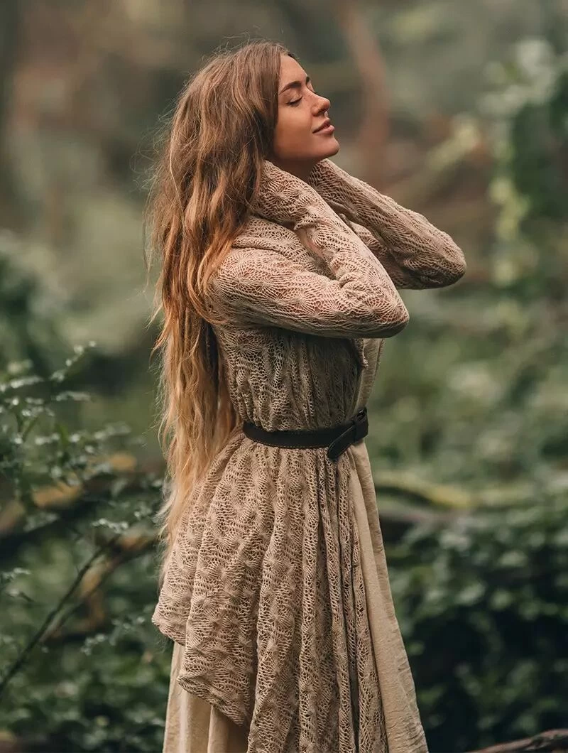 Gilet Châle En Crochet à Capuche Et Manches Longues "Danaeriz", Beige 6 Gilet Châle En Crochet à Capuche Et Manches Longues "Danaeriz", Beige – Image 6