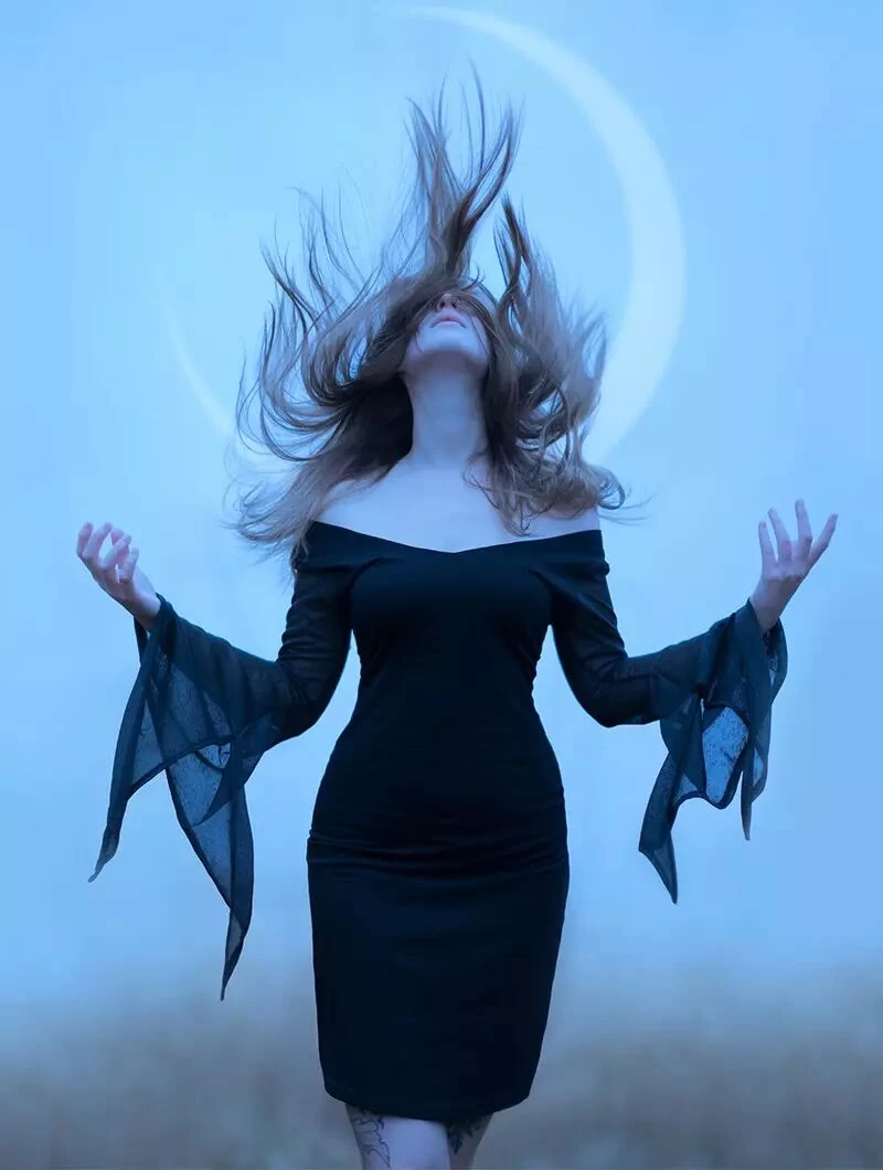 Robe à Manches Longues évasées "MoonSpell", Noir 2 Robe à Manches Longues évasées "MoonSpell", Noir – Image 2