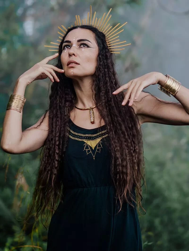 Robe Longue à Bretelles Imprimée "Lotus Oromë", Noir 5 Robe Longue à Bretelles Imprimée "Lotus Oromë", Noir – Image 5