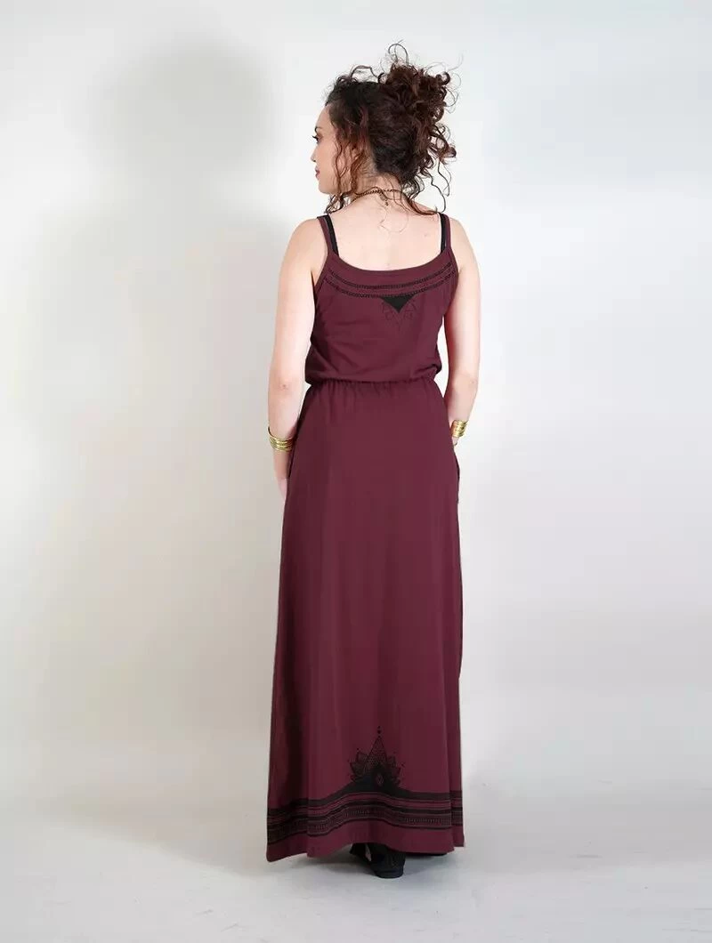 Robe Longue à Bretelles Imprimée "Lotus Oromë", Rouge Foncé 2 Robe Longue à Bretelles Imprimée "Lotus Oromë", Rouge Foncé – Image 2