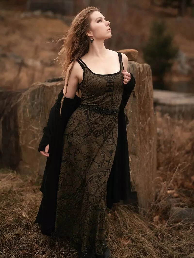 Robe Longue Fendue Imprimée à Bretelles "Electra Africa", Vert Kaki 2 Robe Longue Fendue Imprimée à Bretelles "Electra Africa", Vert Kaki – Image 2