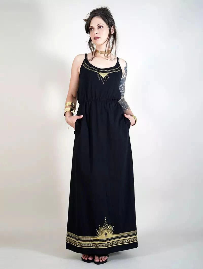 Robe Longue à Bretelles Imprimée "Lotus Oromë", Noir 2 Robe Longue à Bretelles Imprimée "Lotus Oromë", Noir – Image 2