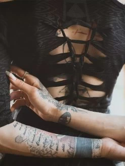 Top Imprimé à Manche 3/4 Et Dos Découpés Et Tressés "Sedna Africa", Noir -Magasin De Vêtements Pour Femmes top sedna africa noir p image 329304 grande