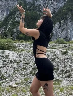 Tunique Dos Nu à Capuche "Issa", Noir -Magasin De Vêtements Pour Femmes tunique dos nu a capuche issa noir p image 343366 grande